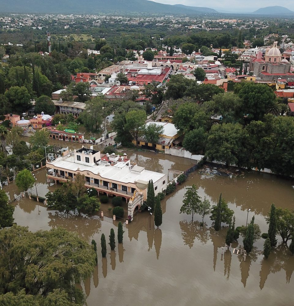 Lluvias provocan desborde de presa en central estado mexicano de Querétaro