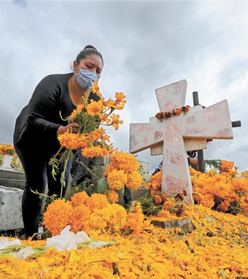 En toluca inician preparativos para dia de muertos