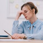 Mujer estresada en el trabajo