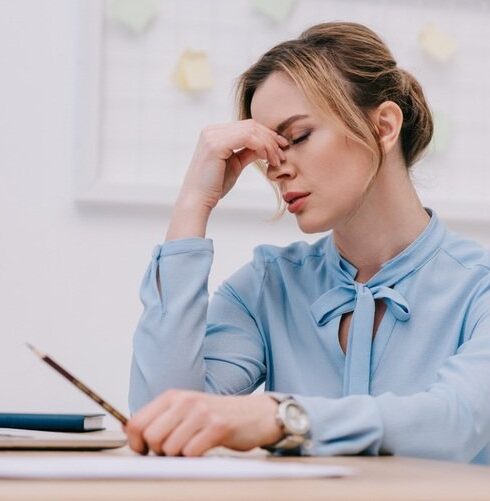 Mujer estresada en el trabajo