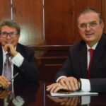 Marcelo Ebrard, secretario de Relaciones Exteriores, fue recibido por Ricardo Monreal, senador y coordinador de Morena, en la antigua casona Xicontécatl, previo a su participación en las mesas de trabajo de la IX Reunión Plenaria de Grupo Parlamentario de Morena.