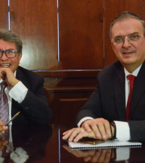 Marcelo Ebrard, secretario de Relaciones Exteriores, fue recibido por Ricardo Monreal, senador y coordinador de Morena, en la antigua casona Xicontécatl, previo a su participación en las mesas de trabajo de la IX Reunión Plenaria de Grupo Parlamentario de Morena.
