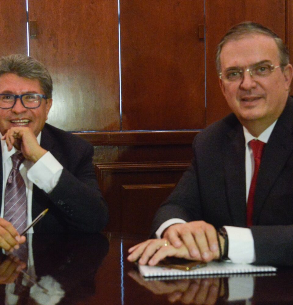 Marcelo Ebrard, secretario de Relaciones Exteriores, fue recibido por Ricardo Monreal, senador y coordinador de Morena, en la antigua casona Xicontécatl, previo a su participación en las mesas de trabajo de la IX Reunión Plenaria de Grupo Parlamentario de Morena.