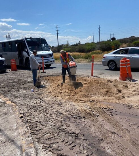 71 273 39705 478601666 16 03 CEA repara fuga de agua en Av. Cerro del Tambor