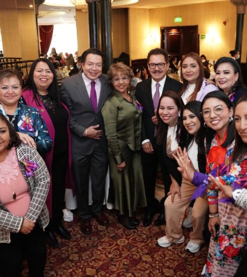 MARIO DELGADO MUJERES