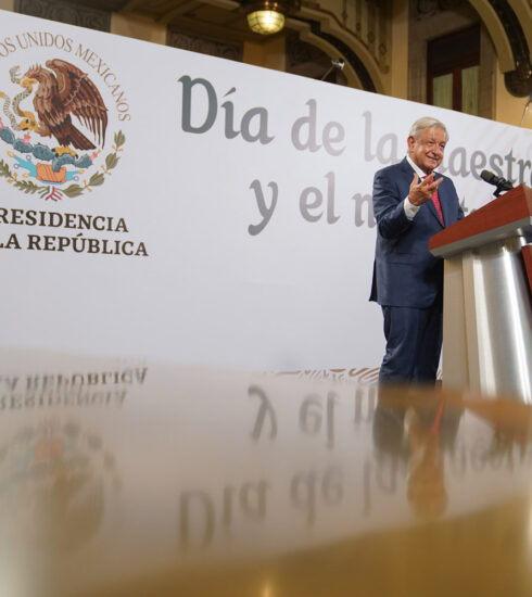 2024 05 15 Presidente AMLO Dia de la maestra y el maestro Palacio Nacional Foto