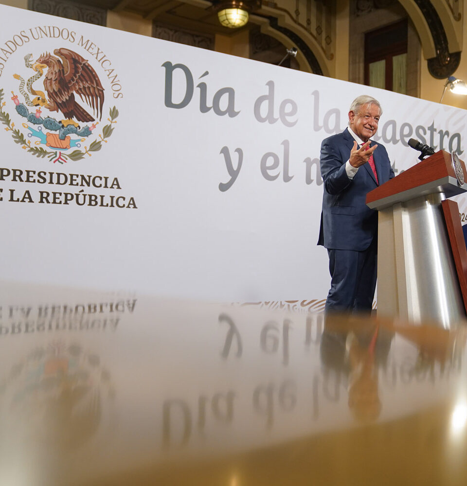 2024 05 15 Presidente AMLO Dia de la maestra y el maestro Palacio Nacional Foto