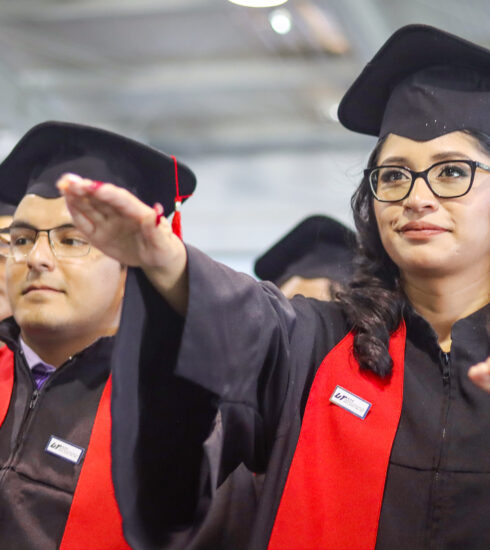 71 273 44526 1348151594 03 17 06 GRADUACIONES