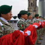 2024–09 19 Izamiento de bandera en memoria de victimas de los sismos de 1985 y 2017 Ciudad de Mexico Foto