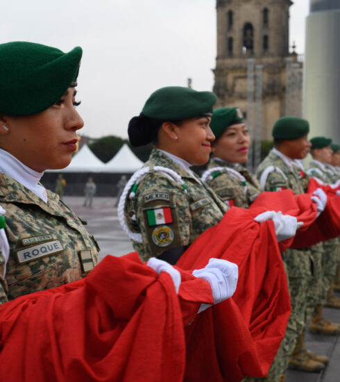 2024–09 19 Izamiento de bandera en memoria de victimas de los sismos de 1985 y 2017 Ciudad de Mexico Foto