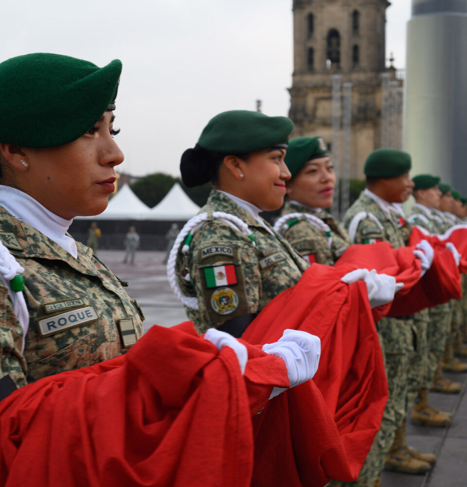 2024–09 19 Izamiento de bandera en memoria de victimas de los sismos de 1985 y 2017 Ciudad de Mexico Foto
