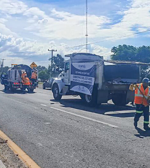 71 273 45535 556749045 FOTO2 CEI 20 2024 Autoridades estatales realizan el mantenimiento de la Carretera Federal