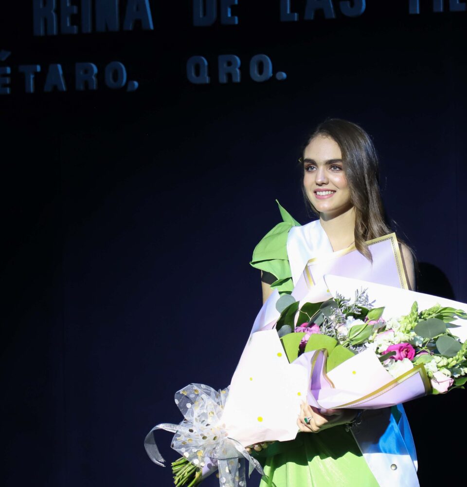 71 273 46240 734783336 VICTORIA REINA NAVIDAD