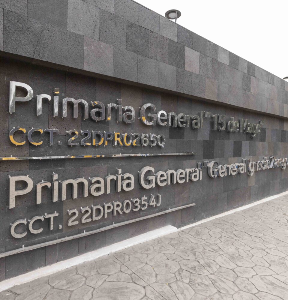 71 273 46471 1976380491 16 12 ENTREGA OBRA ESCUELA EL MARQUES