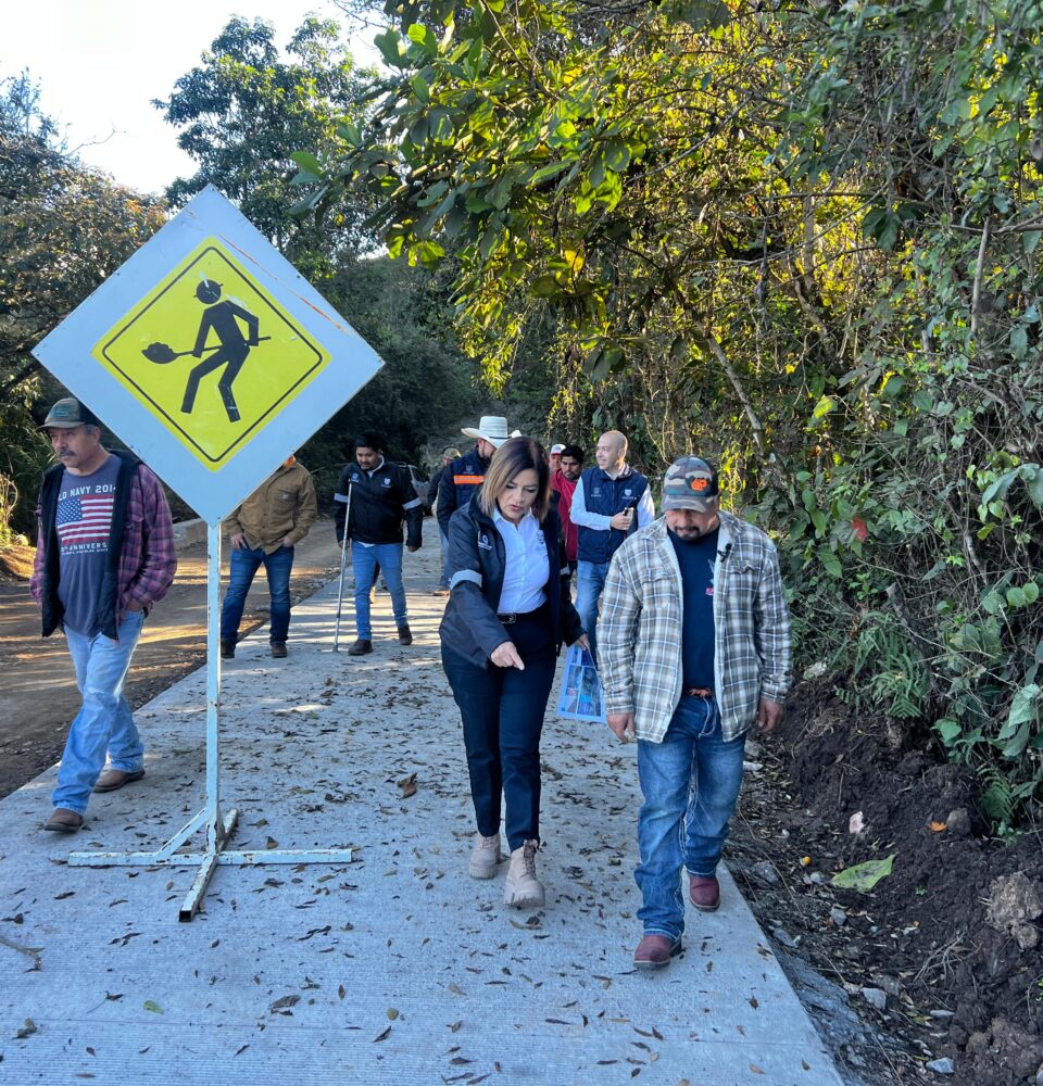 71 273 47132 70240350 FOTO3 CEI 04 2025 Autoridades estatales supervisan obra vial en Landa de Matamoros