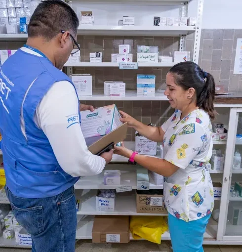 Ven 35. dr. francisco nieto health officer gives a box of gloves to pharmacy assistant. ernesto segundo paolini hospital. 1 1500x1000px 750x510