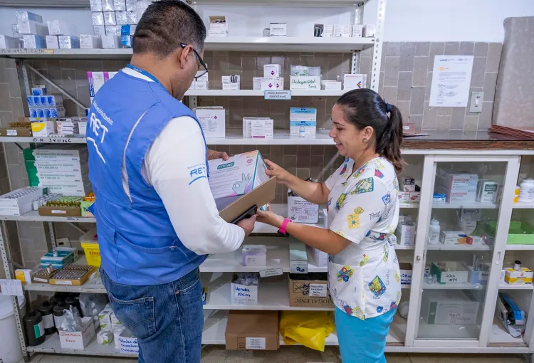 Ven 35. dr. francisco nieto health officer gives a box of gloves to pharmacy assistant. ernesto segundo paolini hospital. 1 1500x1000px 750x510