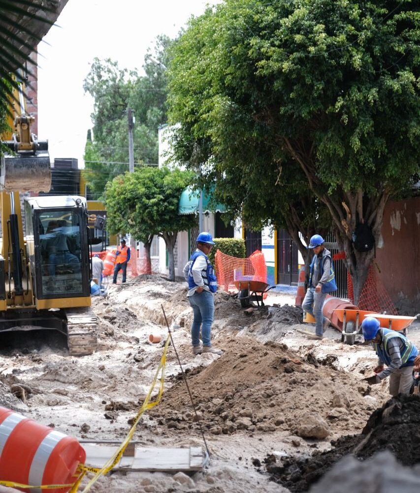 71 273 48763 1249793506 08 08 25 supervisa titular de sedesoq obras de mejoramiento y rehabilitacio 769 n de calles en jardines de quere 769 taro y la sierrita 7