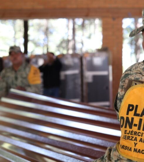 71 273 49531 205174800 21 10 25 luis nava supervisa entrega de enseres a familias afectadas por lluvias en pinal de amoles 1