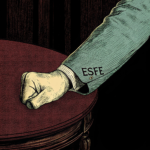 Un brazo de un traje color azul y que tenga las si