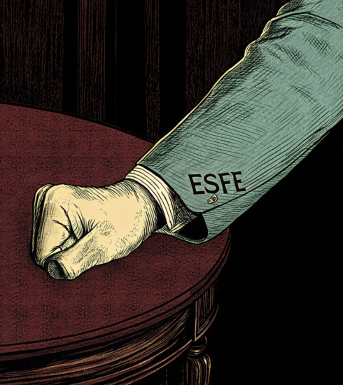 Un brazo de un traje color azul y que tenga las si