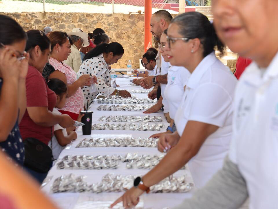 71 273 51149 1961694050 13 04 26 entrega de lentes en arroyo seco